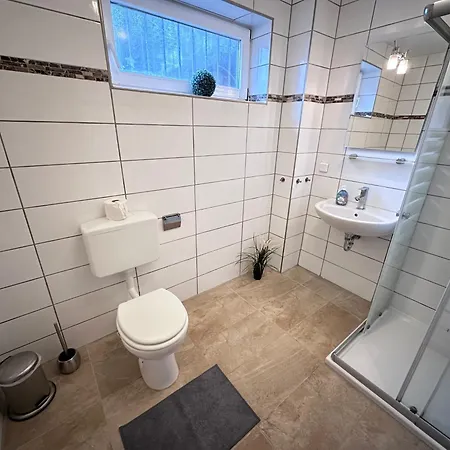 Haus Ostseesprung - Victoria Im Souterrain Mit Terrasse Und Gem Garten باد دوبيران